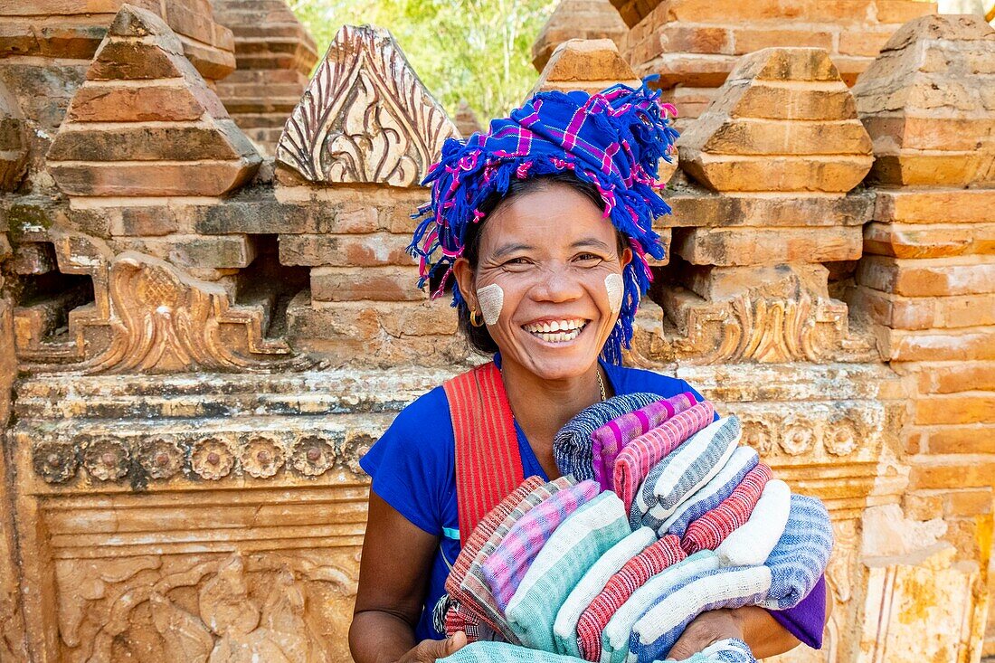 Myanmar (Burma), Shan State, Inle Lake, In Dein or Inthein, archaeological site of Nyaung Ohak, handicraft seller