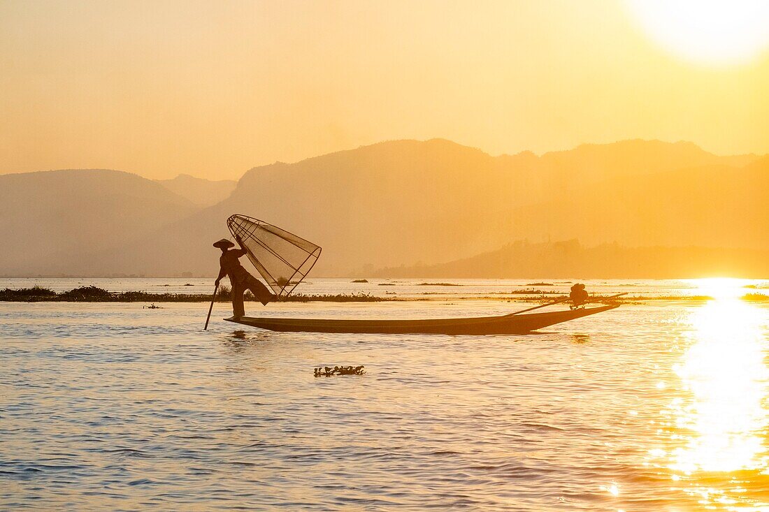 Myanmar (Burma), Shan-Staat, Inle-See, Intha-Fischer mit ihrem konischen Netz