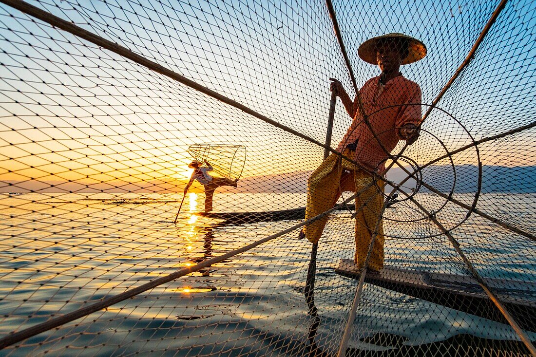 Myanmar (Burma), Shan-Staat, Inle-See, Intha-Fischer mit ihrem konischen Netz