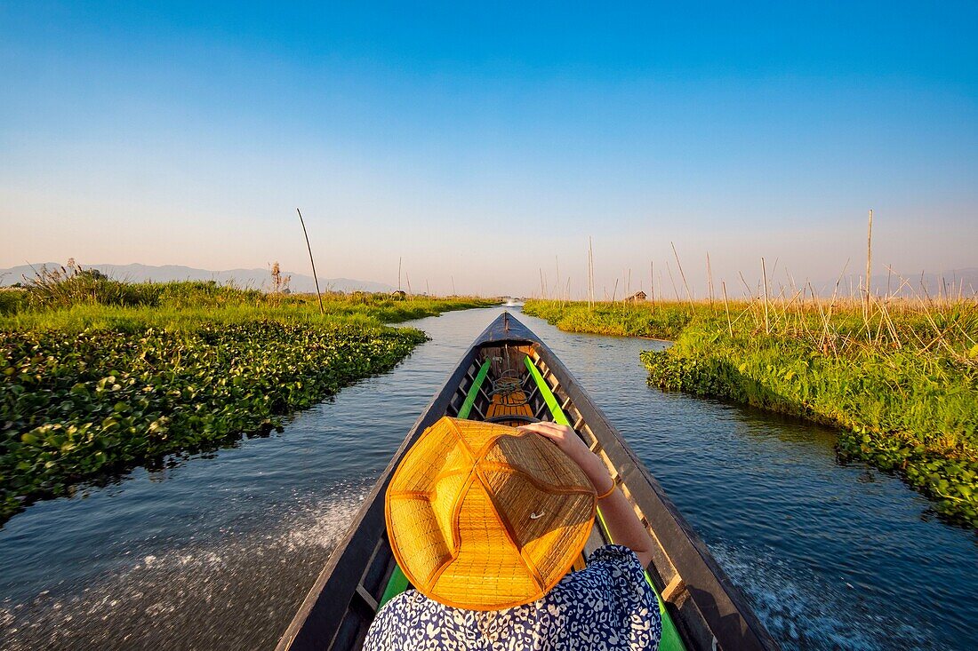 Myanmar (Burma), Shan-Staat, Inle-See, Bootsfahrt, Touristin