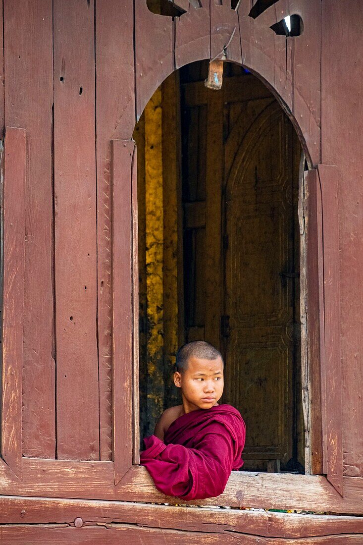 Myanmar (Burma), Shan State, Nyaung Shwe near Inle Lake, young monks at the windows of Shwe Yan Pyay Monastery (or Shwe Yam Pie) built in teak