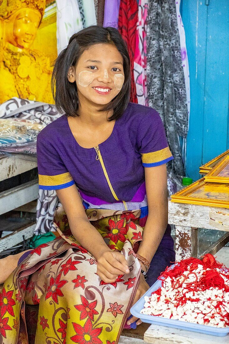 Myanmar (Burma), Mandalay region, Mandalay City, Mahamuni Pagoda, Gift Shop at the Temple Entrance