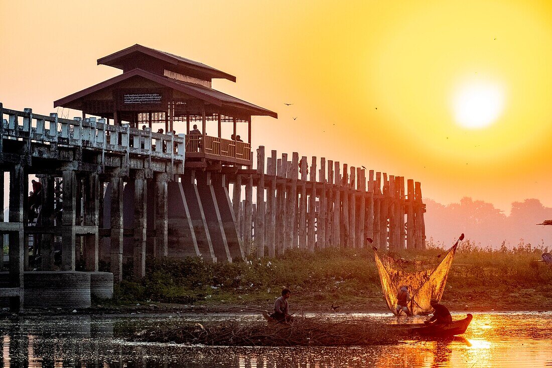 Myanmar (Burma), Region Mandalay, Amarapura, die 1,2 Meilen lange U Bein Teak Brücke, wurde 1849 über den Taungthaman See gebaut