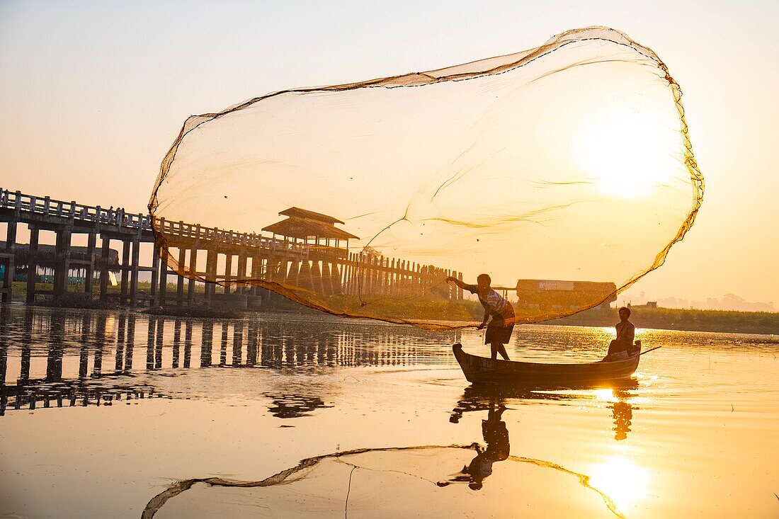 Myanmar (Burma), Mandalay region, Amarapura, the 1.2 km long Teak U Bein Bridge, was built in 1849 on Taungthaman Lake, sinners