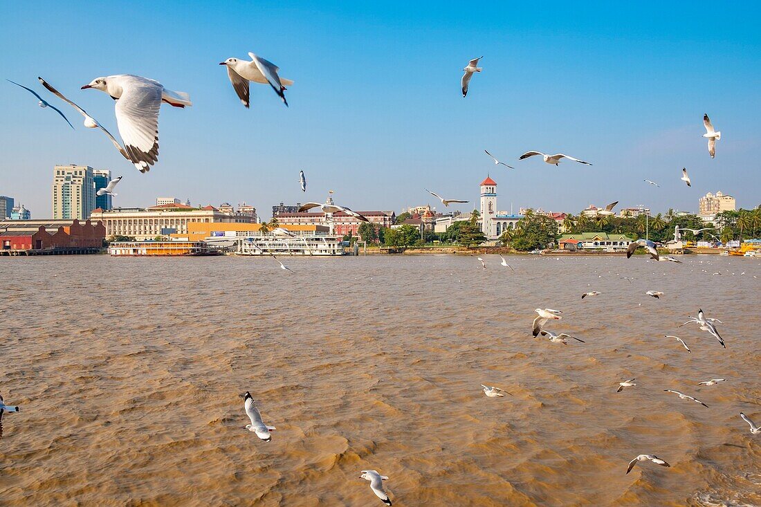 Myanmar (Birma), Yangon, die Kolonialstadt vom Yangon-Fluss aus