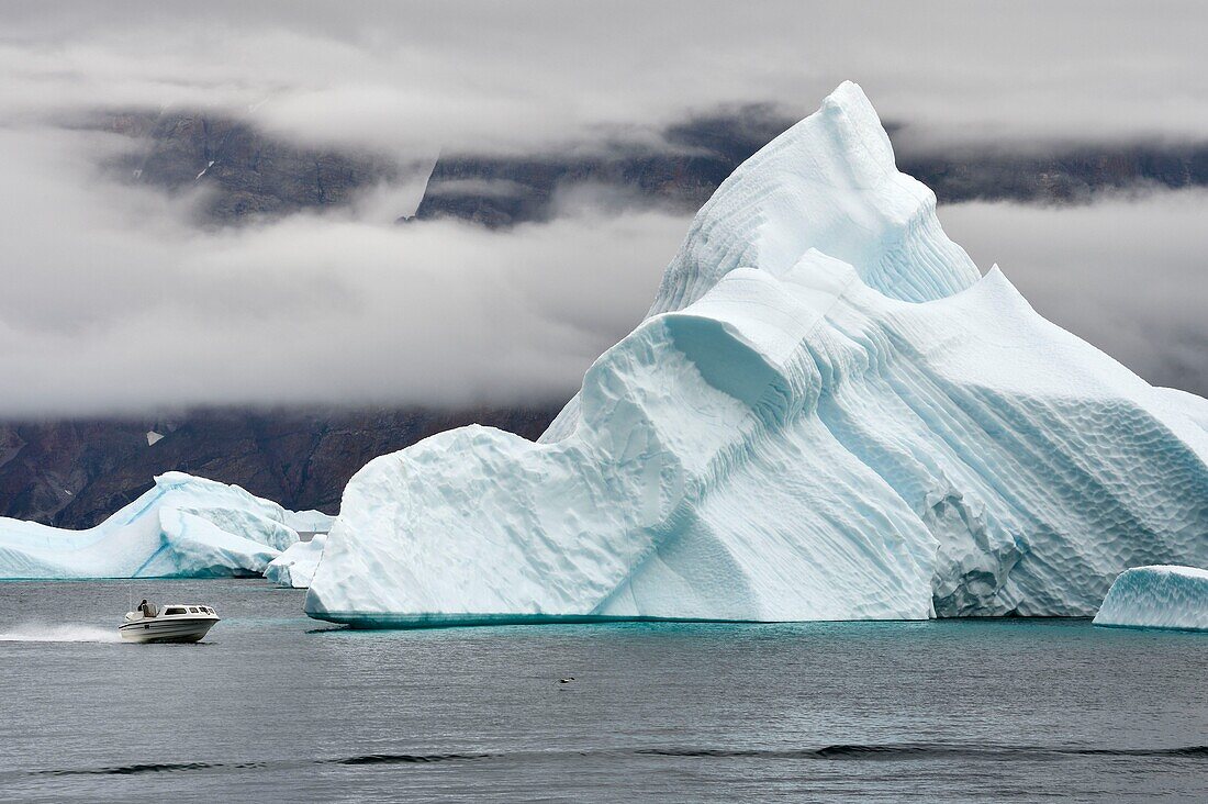 Grönland, Westküste, Baffinbucht, Fischen vor Eisbergen im Uummannaq-Fjord