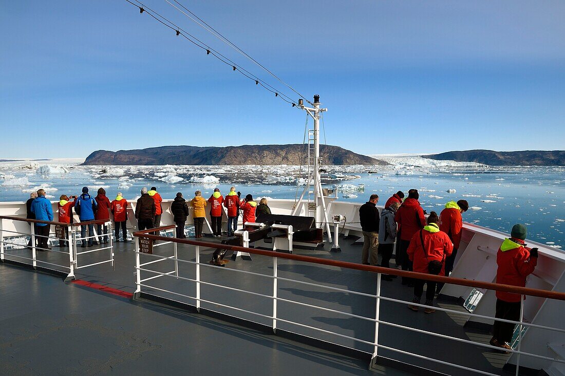 Grönland, Westküste, Diskobucht, das Hurtigruten-Kreuzfahrtschiff MS Fram bewegt sich zwischen Eisbergen in der Quervain-Bucht, links der Kangilerngata sermia und rechts der Eqip Sermia-Gletscher (Eqi-Gletscher)