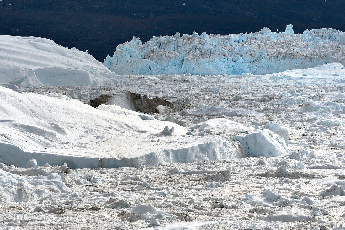 Grönland, Westküste, Diskobucht, Ilulissat, von der UNESCO zum Weltnaturerbe erklärter Eisfjord, der die Mündung des Sermeq-Kujalleq-Gletschers bildet, altes Fischerboot zur Eisbergsuche und Walbeobachtung