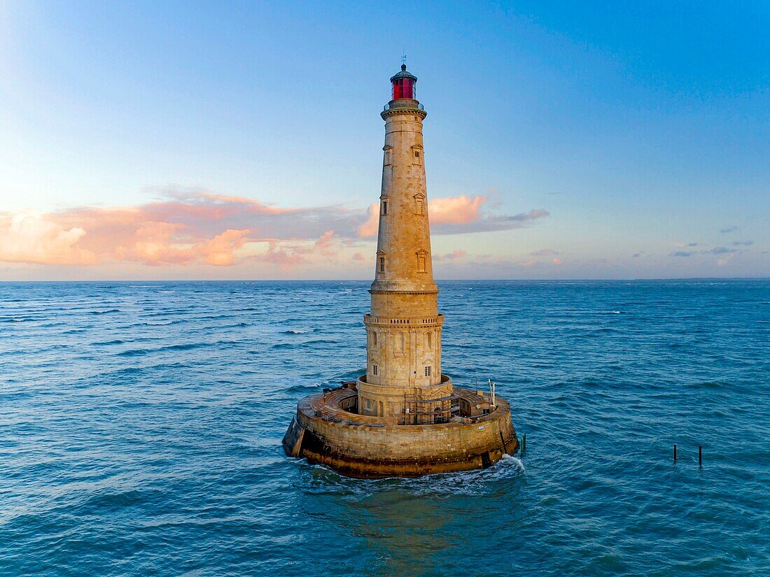 Frankreich, Gironde, Verdon sur Mer, Felsplateau von Cordouan, Leuchtturm von Cordouan, von der UNESCO in die Liste des Weltkulturerbes aufgenommen, Porträt der Leuchtturmwärter vor dem Linsenrastersystem des Leuchtturms