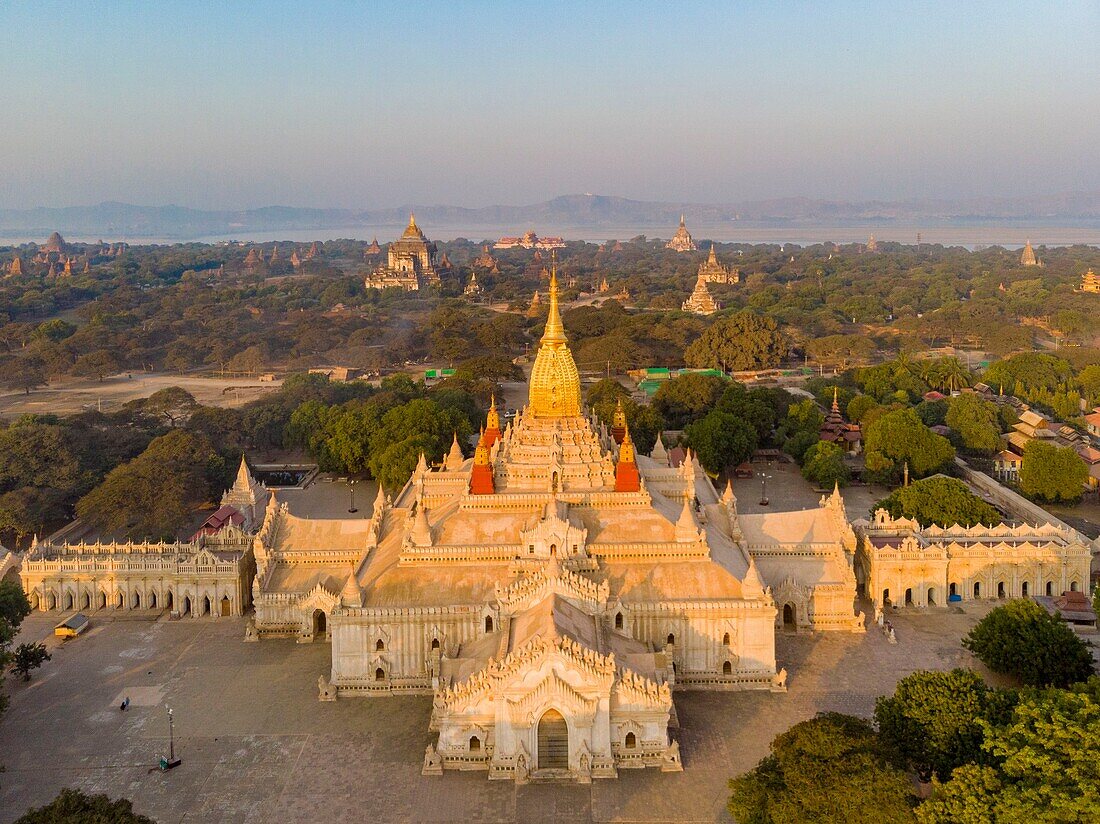 Myanmar (Burma), Region Mandalay, buddhistische archäologische Stätte von Bagan, von der UNESCO zum Weltkulturerbe erklärt, Ananda pahto Tempel (Luftaufnahme)