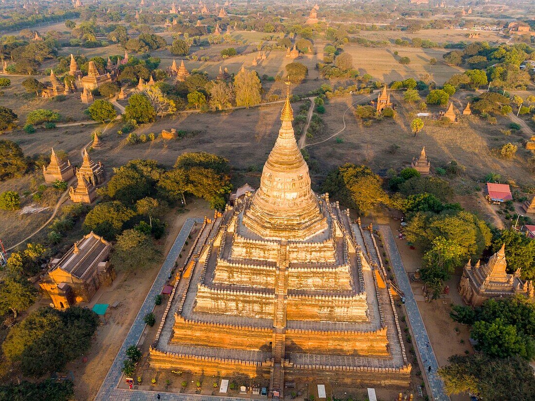 Myanmar (Burma), Region Mandalay, buddhistische Ausgrabungsstätte Bagan, von der UNESCO zum Weltkulturerbe erklärt, Swesandaw-Tempel (Luftaufnahme)