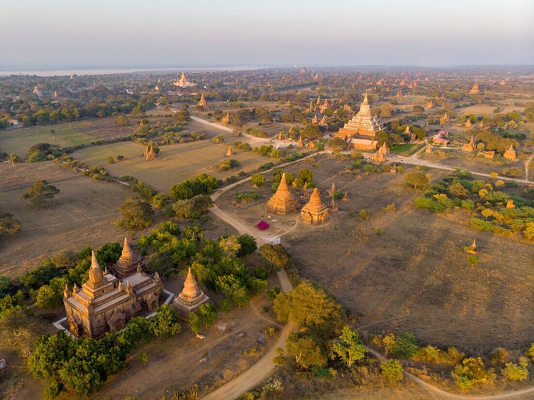 Myanmar (Burma), Region Mandalay, buddhistische Ausgrabungsstätte Bagan, von der UNESCO zum Weltkulturerbe erklärt, Swesandaw-Tempel (Luftaufnahme)