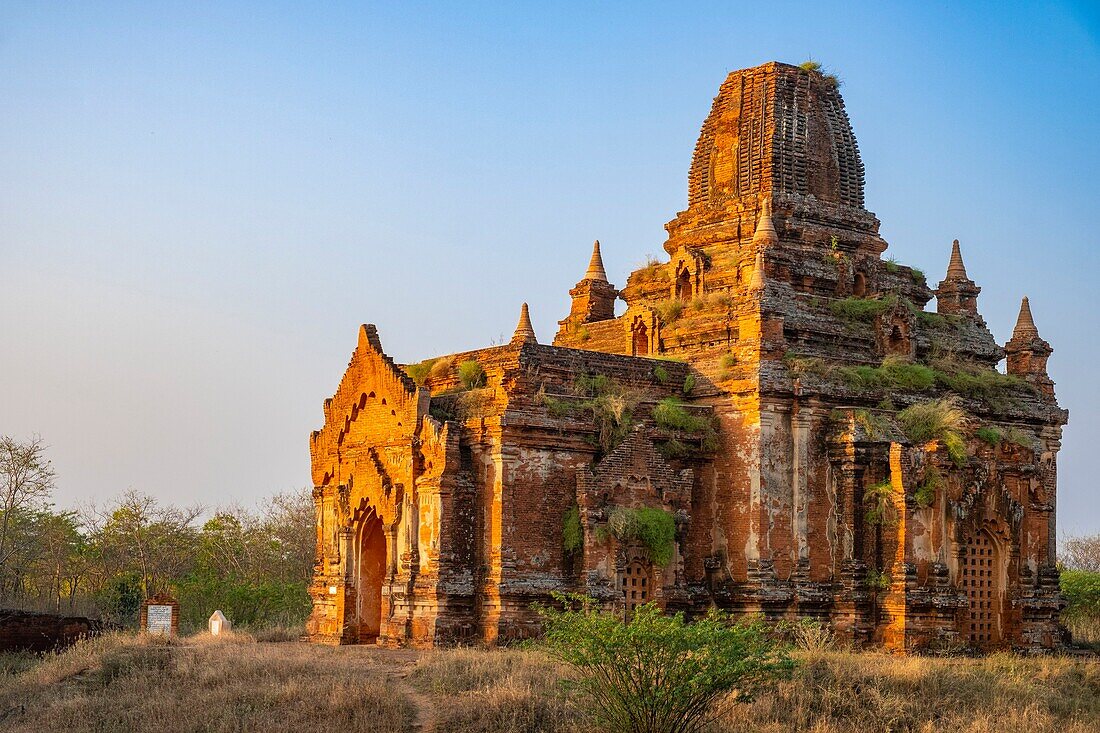 Myanmar (Burma), Mandalay region, Buddhist archaeological site of Bagan, group of temples of Lemyethna