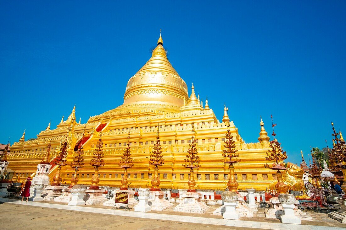 Myanmar (Burma), Mandalay region, Bagan Buddhist Archaeological Site, Nyaung U, Shwezigon Pagoda