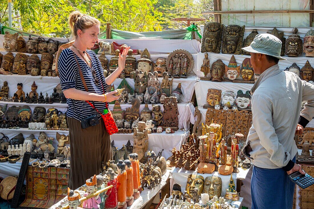 Myanmar (Burma), Region Mandalay, buddhistische Ausgrabungsstätte von Bagan, die von der UNESCO zum Weltkulturerbe erklärt wurde, Wetkyi In Gubyaukgyi-Tempel, Kunsthandwerksstand im Tempel