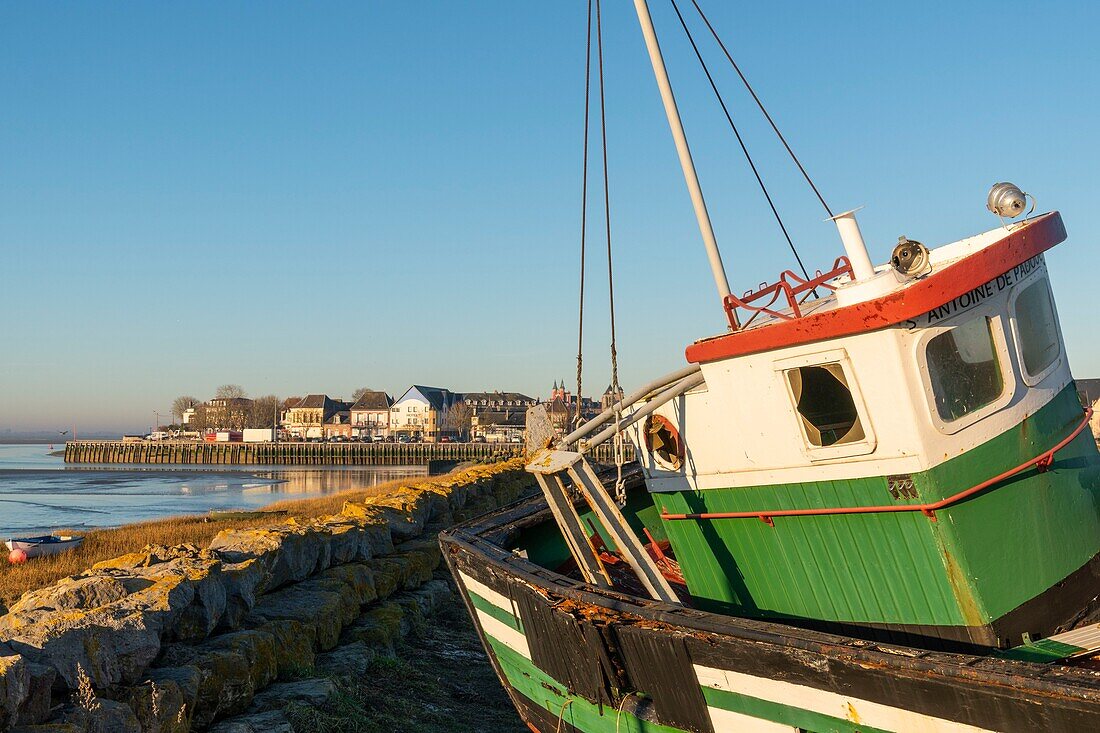 Frankreich, Somme, Baie de Somme, Le Crotoy, der kleine Bootsfriedhof von Crotoy, Heimat des berühmten grünen Trawlers Saint-Antoine-de-Padoue, ein Überbleibsel des früheren Fischereihafens und Schiffbaus in Le Crotoy