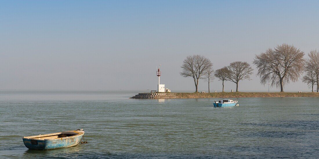 France, Somme, Baie de Somme, Saint-Valery-sur-Somme, High tide (coefficient 115), water is almost at its highest level on the quays along the Somme