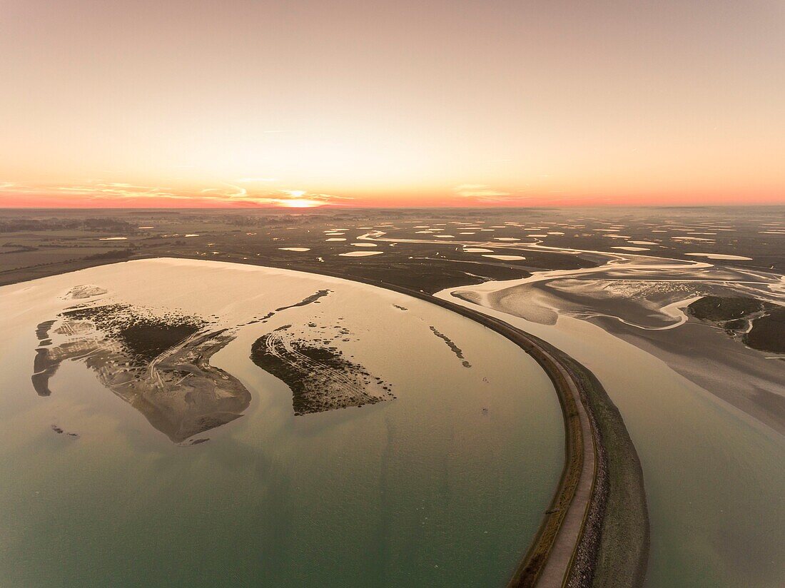 Frankreich, Somme, Baie de Somme, Le Crotoy, Luftaufnahme von Le Crotoy und dem Spülteich, der zur Entleerung von Sedimenten und zur Bekämpfung der Verschlammung der Bucht dient