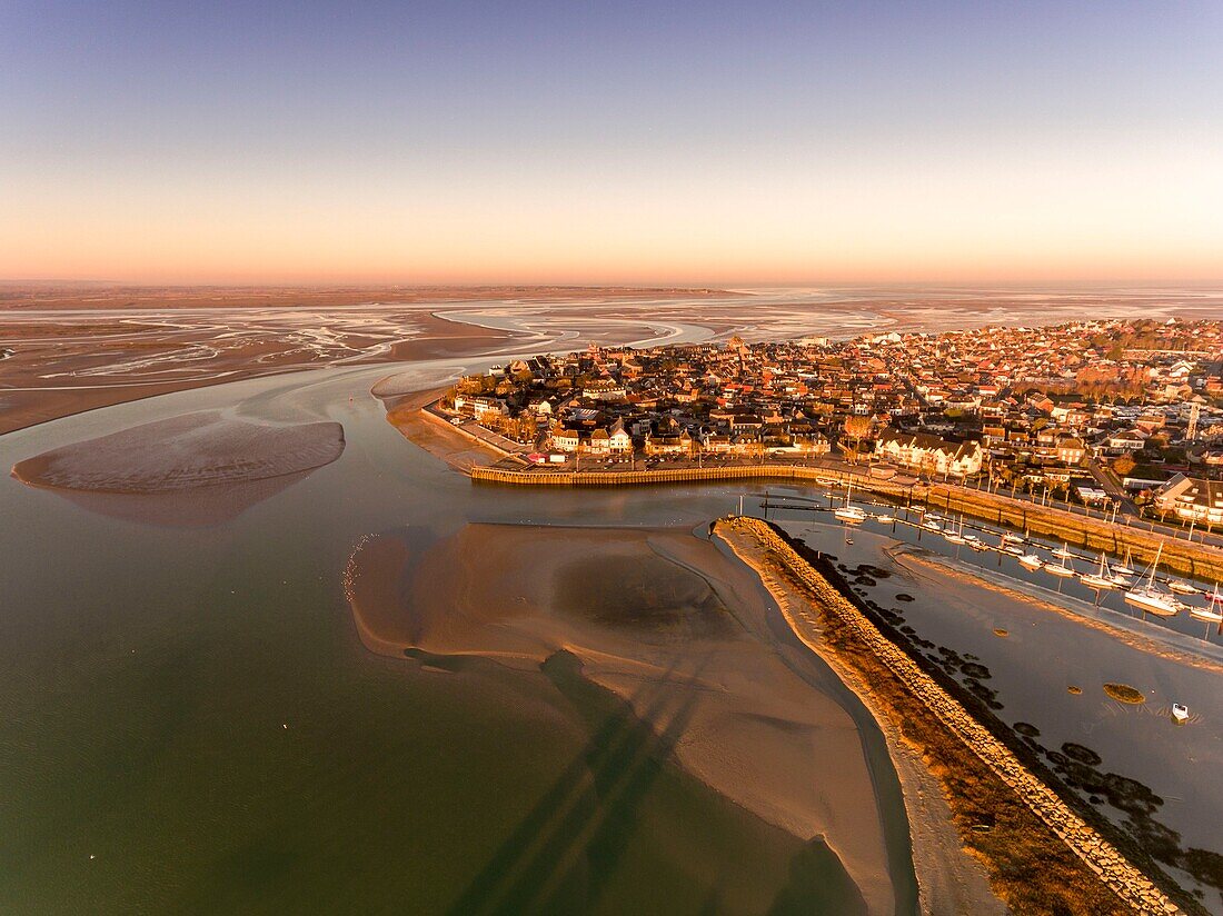 Frankreich, Somme, Baie de Somme, Le Crotoy, Luftbild des Sonnenaufgangs über dem Dorf Crotoy und der von der Ebbe entdeckten Slikke