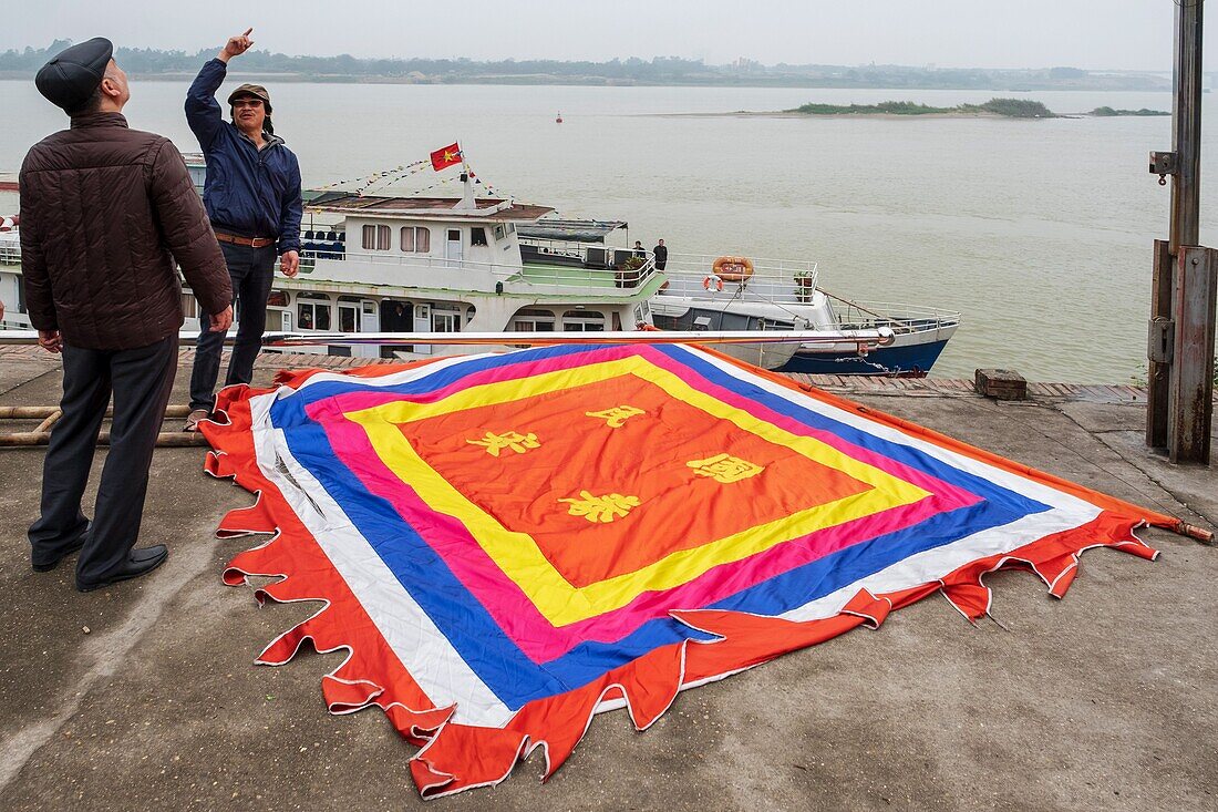 Vietnam, Bat Trang, bei Hanoi, Keramikerdorf, buddhistische Flagge