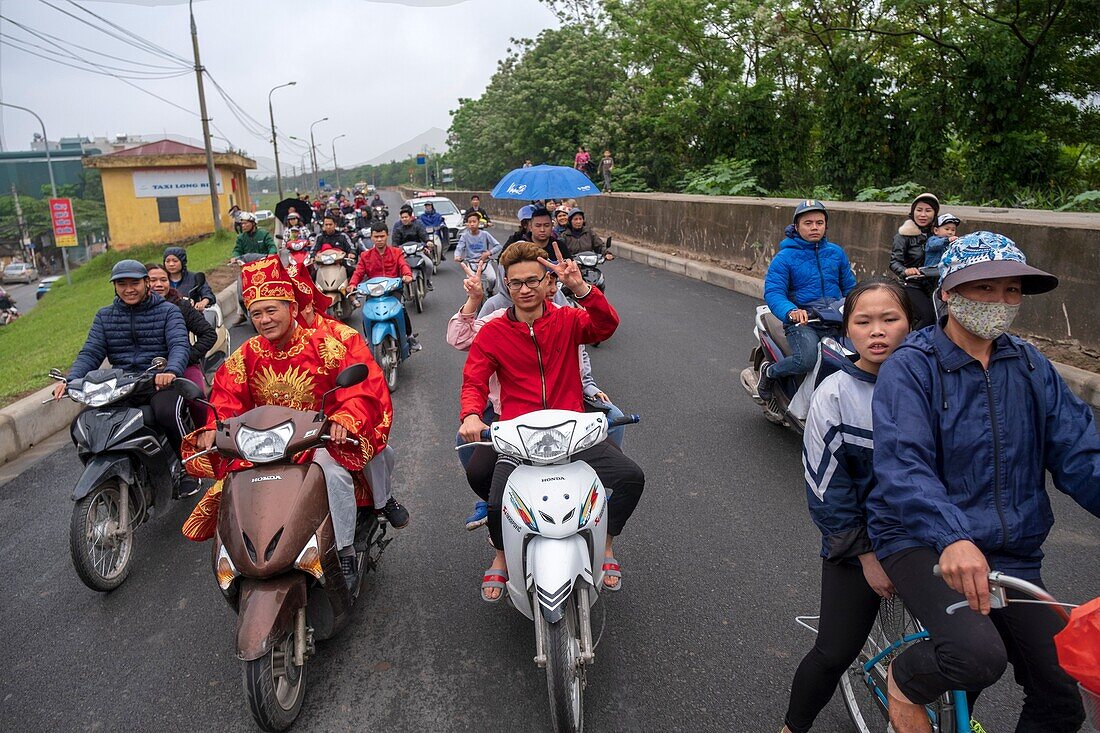 Vietnam, Bat Trang, near Hanoi, ceramist village, traffic road