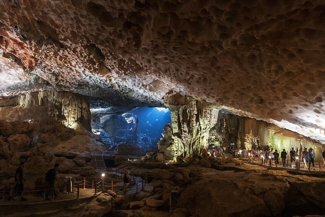 Vietnam, Provinz Quang Ninh, Halong-Bucht, von der UNESCO zum Weltkulturerbe erklärt, Hang Sung Sot-Höhle auf der Insel Bo Hon