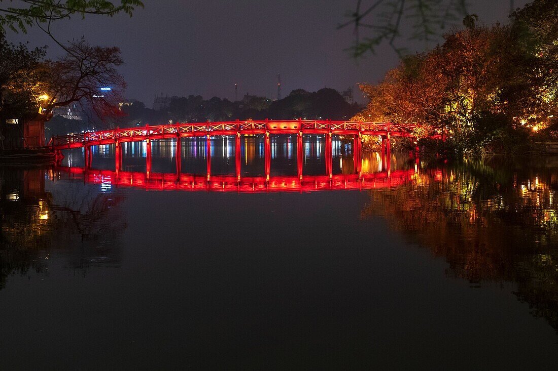 Vietnam, Hanoi, Old Town, Huc Bridge on Hoan Kiem Lake (Restored Sword Lake) and Ngoc Son pagoda (temple of the Jade Mountain)