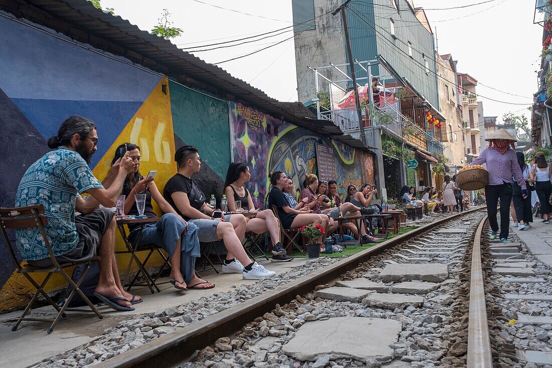 Vietnam, Hanoi, Eisenbahn, die im Herzen der Altstadt vorbeifährt, Touristen warten auf die Durchfahrt eines Zuges