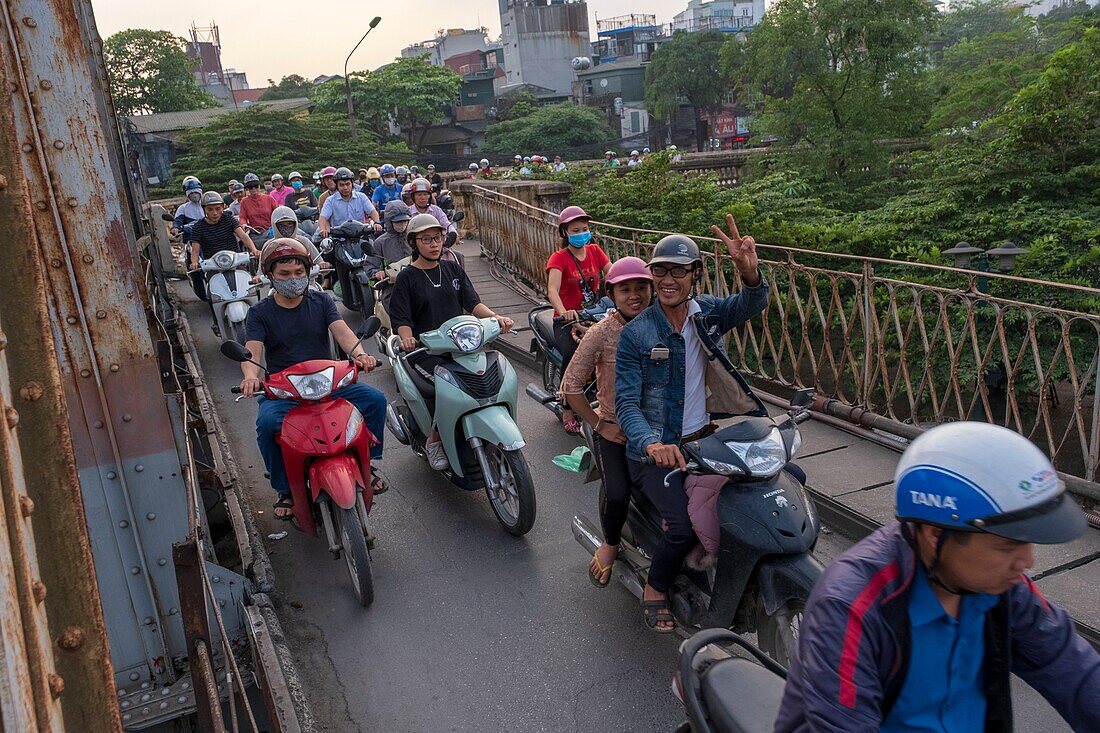 Vietnam, Delta des Roten Flusses, Hanoi, Long Bien-Brücke ehemals Paul-Doumer-Brücke über den Roten Fluss, heute nur noch für Züge, Motorräder, Fahrräder und Fußgänger