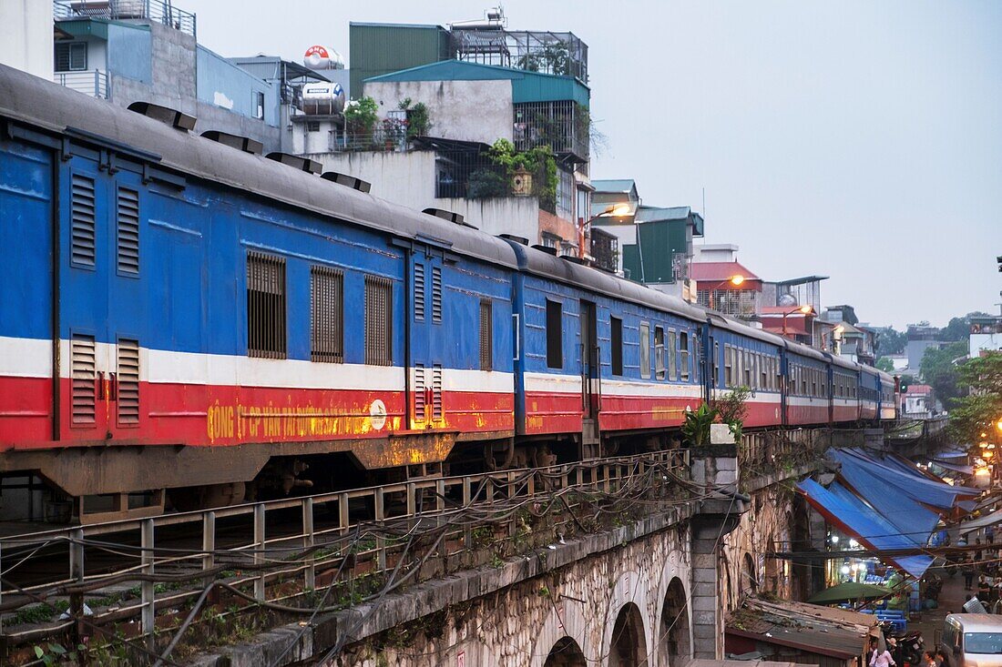 Vietnam, Delta des Roten Flusses, Hanoi, Ankunft des Zuges zwischen Hanoi und Haiphong, Bahnhof