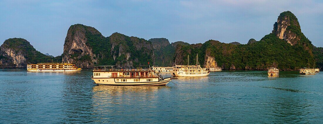 Vietnam, Golf von Tonkin, Provinz Quang Ninh, Ha-Long-Bucht (Vinh Ha Long), von der UNESCO zum Weltkulturerbe erklärt (1994), schwimmendes Haus der Fischer