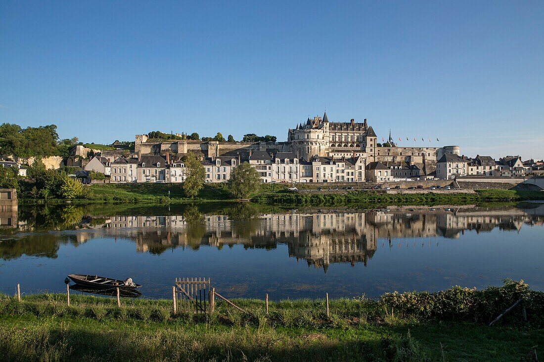 Frankreich, Indre et Loire, Loire-Tal (UNESCO-Welterbe), Amboise, Schloss Amboise, das Schloss von Amboise vom Dile d'Or über der Loire