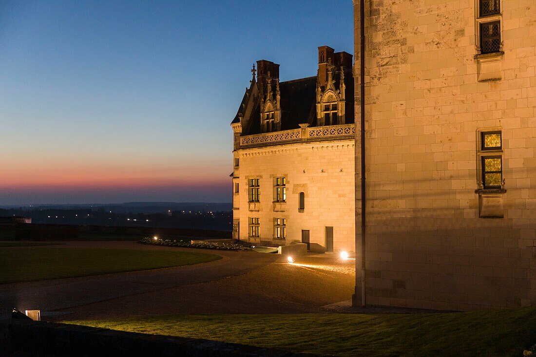 Frankreich, Indre et Loire, Loire-Tal als Weltkulturerbe der UNESCO, Amboise, Schloss Amboise, Schloss Amboise vom Innenhof und vom Garten aus bei Nacht