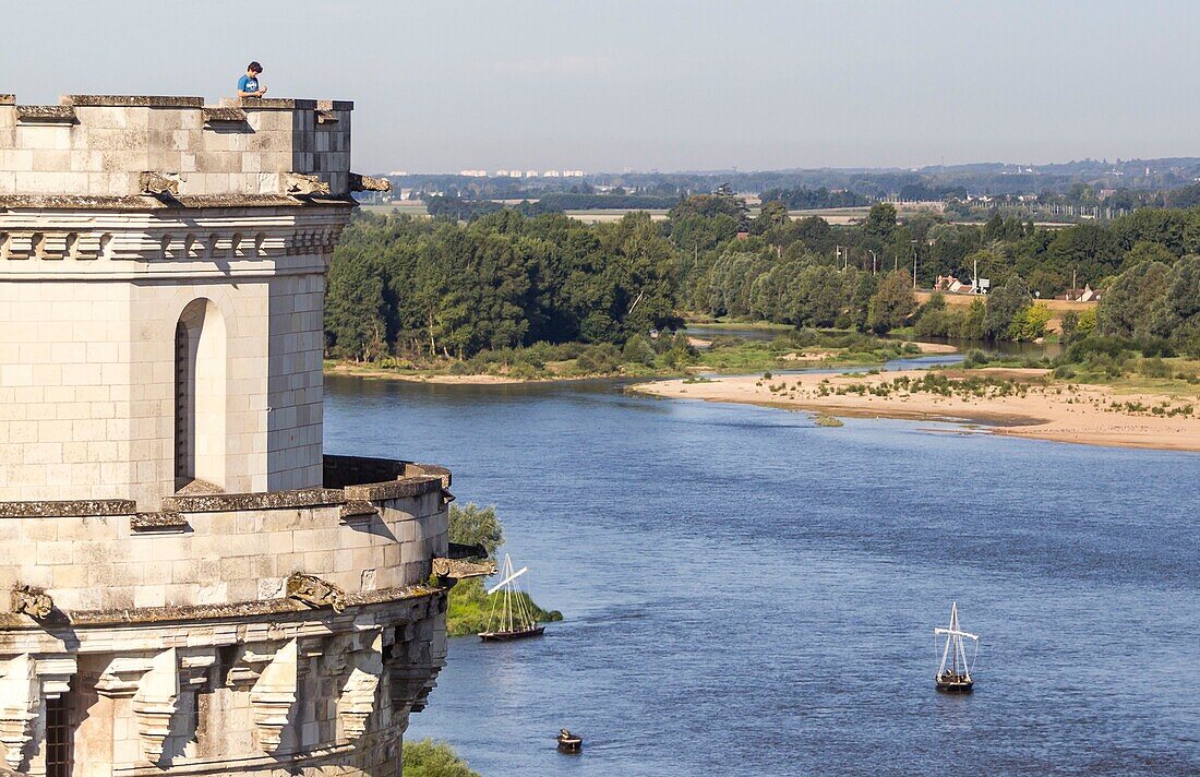 Frankreich, Indre et Loire, Loiretal als UNESCO-Welterbe, Amboise, Schloss Amboise und Loirevon der Terrasse aus