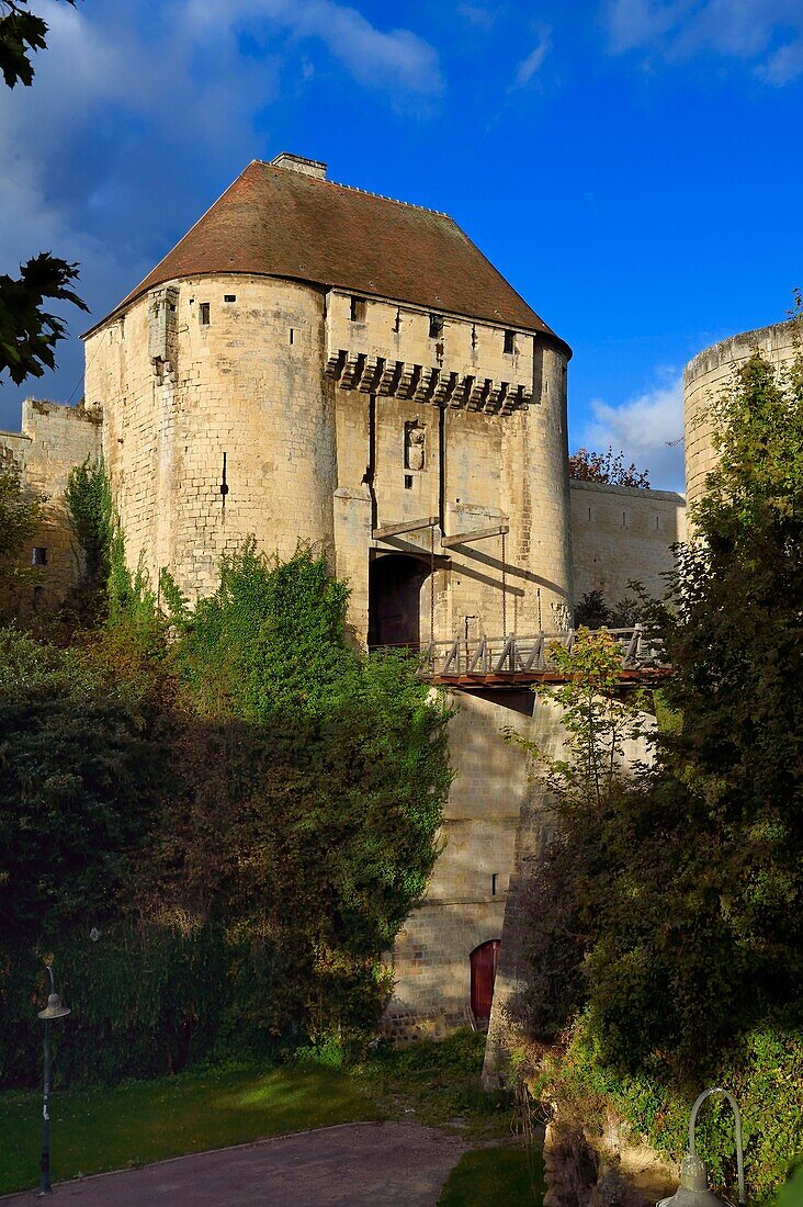 Frankreich, Calvados, Caen, die herzogliche Burg von Wilhelm dem Eroberer, die Festungsmauern und die Zugbrücke der Porte des Champs