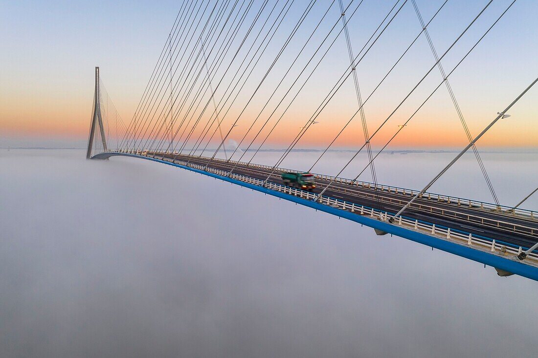 Frankreich, zwischen Calvados und Seine Maritime, die Pont de Normandie (Normandie-Brücke) taucht aus dem Morgennebel des Herbstes auf und überspannt die Seine, um die Städte Honfleur und Le Havre zu verbinden