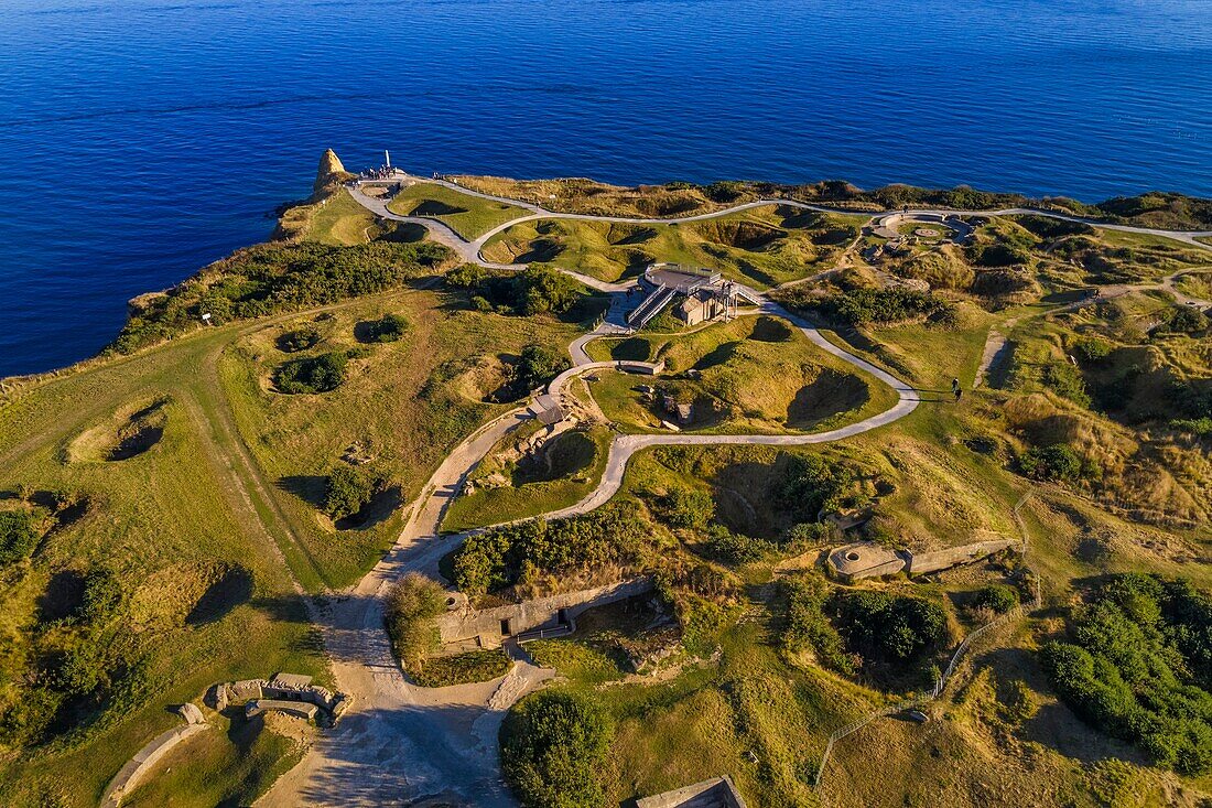 Frankreich, Calvados, Cricqueville en Bessin, Pointe du Hoc, Ruinen der deutschen Befestigungen und Bombenlöcher der Landung in der Normandie vom 6. Juni 1944 während des Zweiten Weltkriegs (Luftaufnahme)