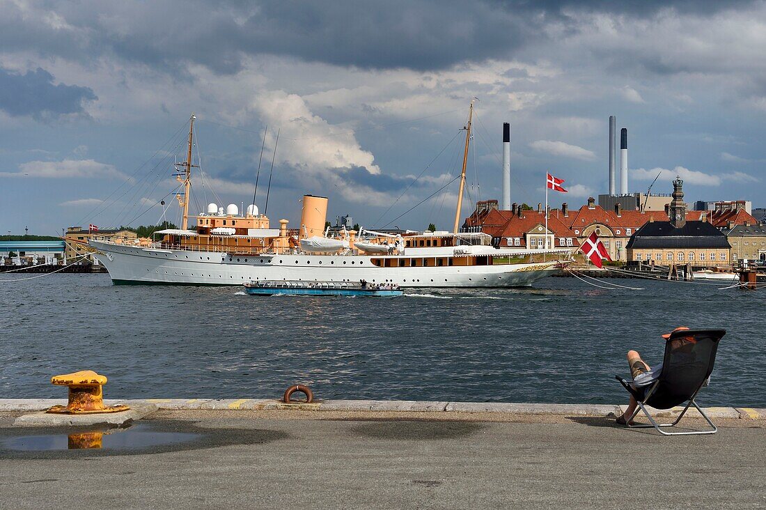 Denmark, Zealand, Copenhagen, port of Copenhagen, le yacht royal KDM Dannebrog, the Holmen Naval Base and Nyholm Central Guardhouse in the background