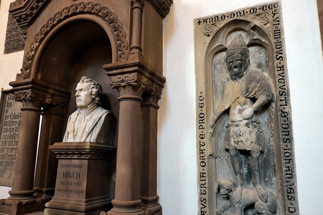 Frankreich, Bas Rhin, Straßburg, Altstadt, von der UNESCO zum Weltkulturerbe erklärt, Place Saint Thomas, Saint-Thomas-Kirche, Stele von Jean-Frédéric Bruch, gestorben 1874, Professor der Theologie und Stele von Jean Thaler von 1356