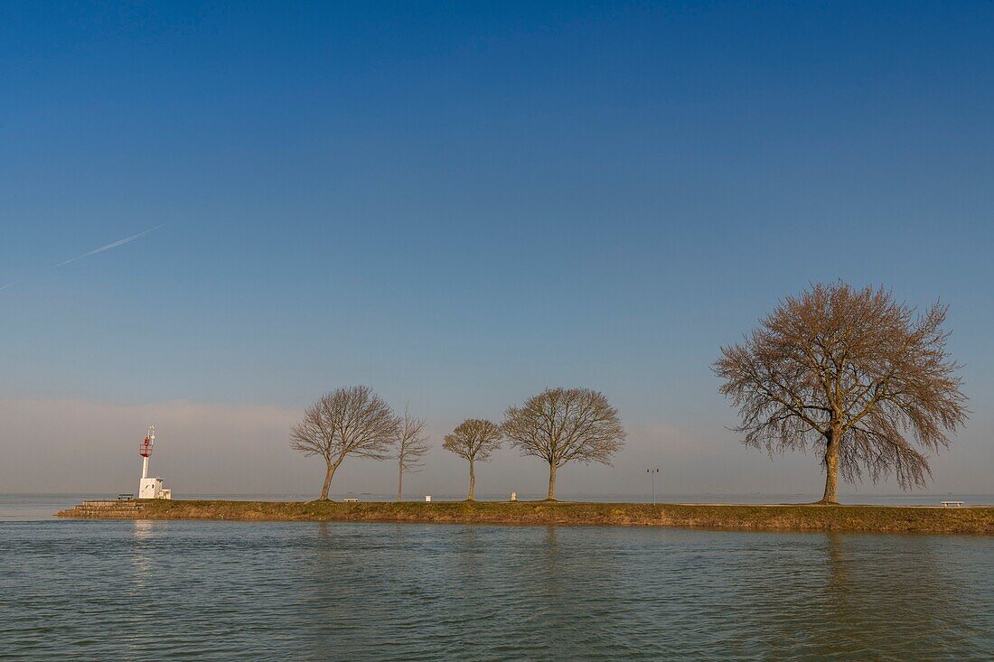 France, Somme, Baie de Somme, Saint-Valery-sur-Somme, High tide (coefficient 115), water is almost at its highest level on the quays along the Somme