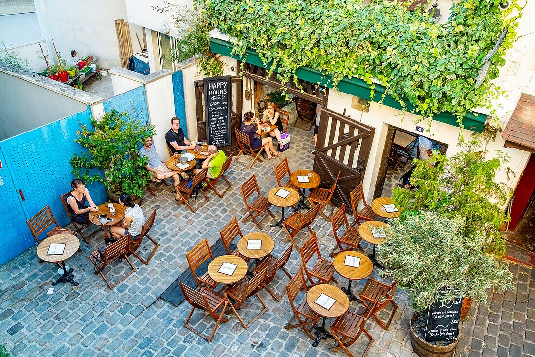 France, Paris, Butte Montmartre, restaurant terrace