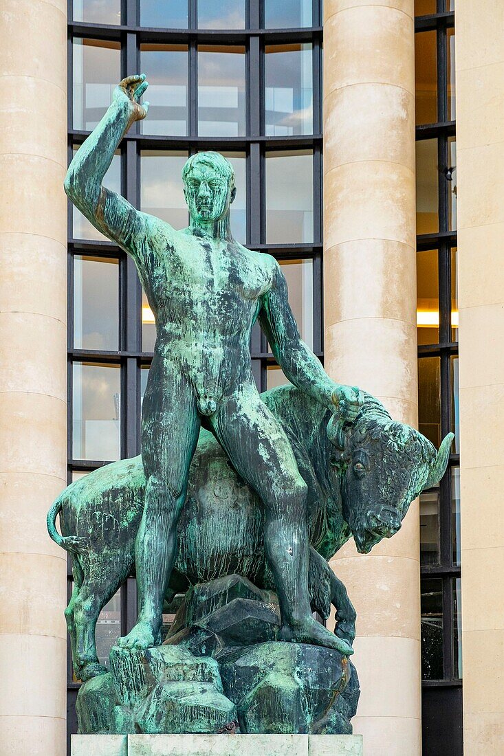 Frankreich, Paris, Statue vor dem Museum des Menschen im Trocadero