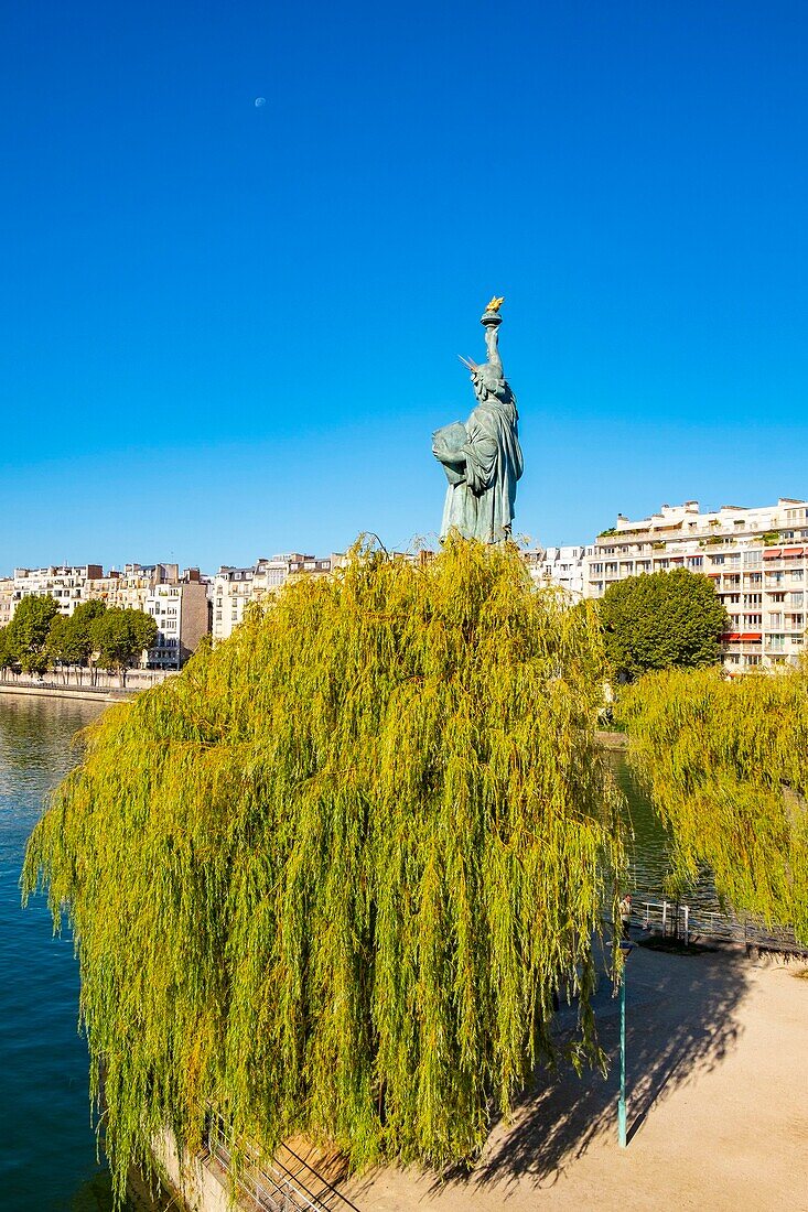 Frankreich, Paris, die Schwaneninsel, die Freiheitsstatue, die Seine-Ufer des 16. Arrondissements