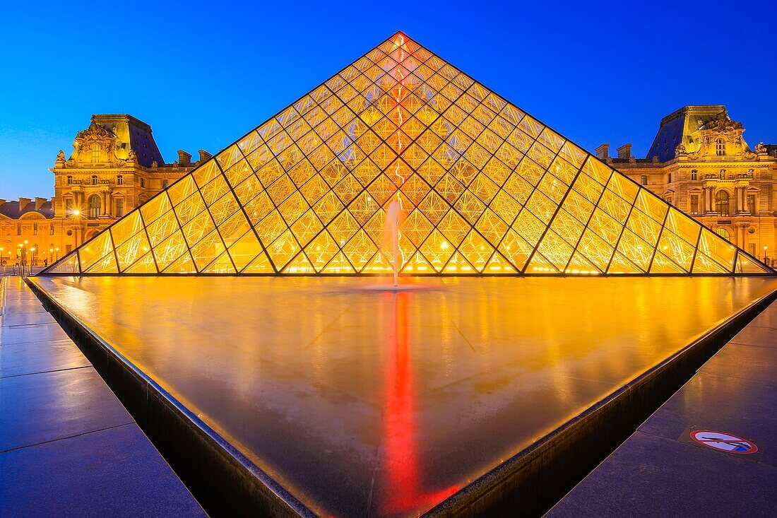 Frankreich, Paris, Welterbe der UNESCO, die Louvre-Pyramide des Architekten Ieoh Ming Pei und die Fassade des Richelieu-Pavillons im Napoleon-Hof