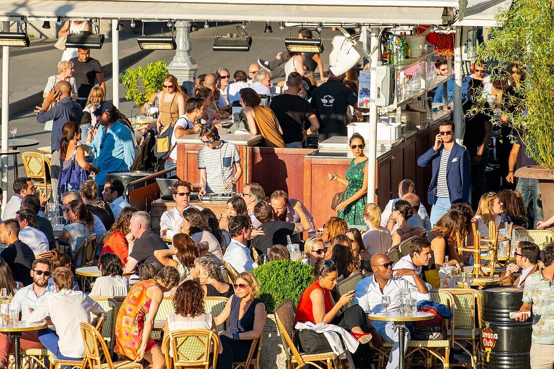 Frankreich, Paris, Gebiet, das zum UNESCO-Welterbe gehört, Seine-Ufer, die Nouvelles Berges, Café-Terrassen an der Pont Alexandre III