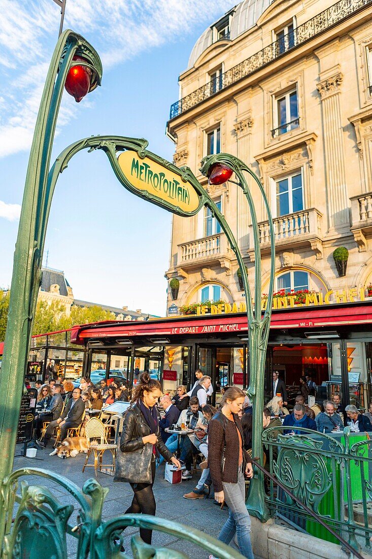 Frankreich, Paris, Place Saint Michel, der Eingang zur Metro von Hector Guimard