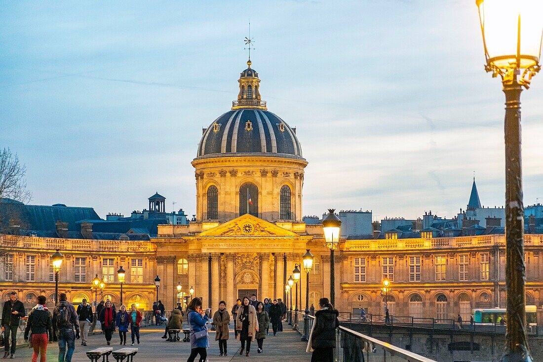 Frankreich, Paris, von der UNESCO zum Weltkulturerbe erklärtes Gebiet, die Pont des Arts und das Institut de France