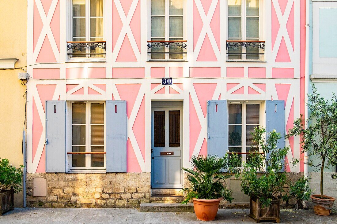 Frankreich, Paris, Stadtteil Quinze Vingts, die Rue Cremieux ist eine Fußgängerzone und gepflastert, gesäumt von kleinen Pavillons mit bunten Fassaden