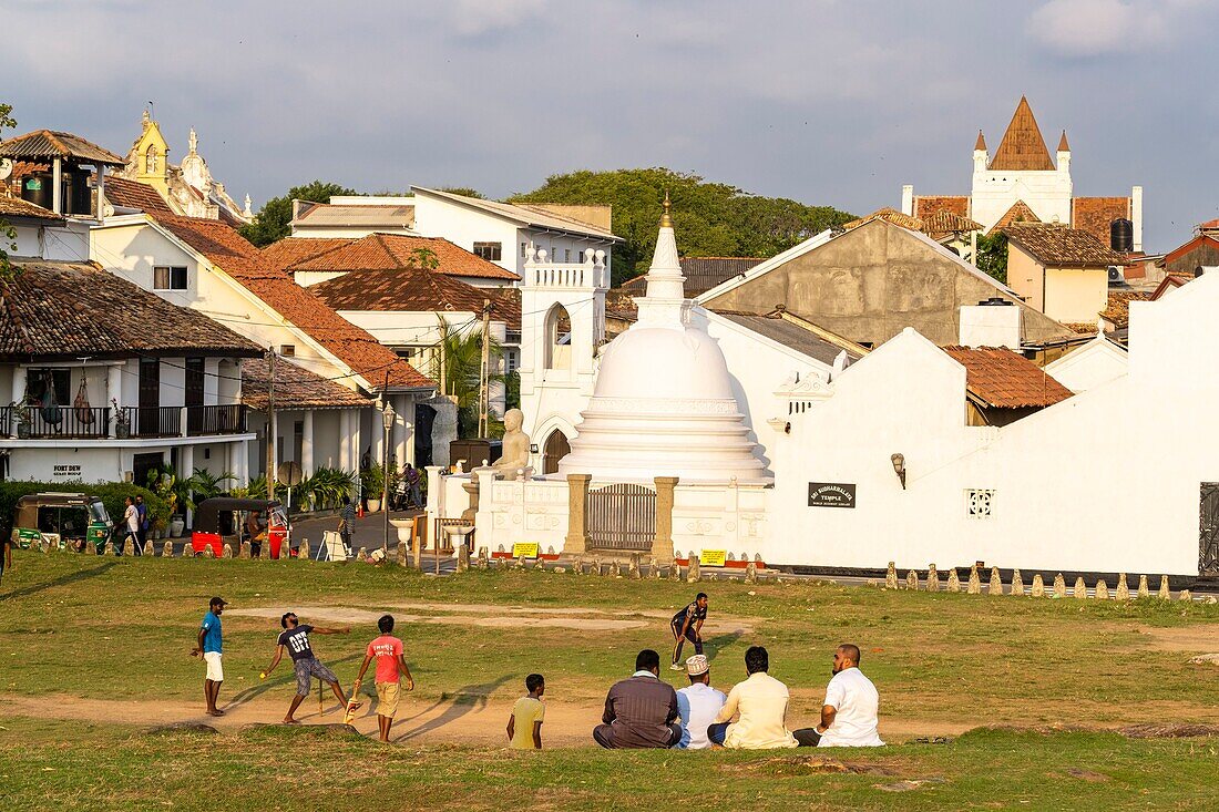 Sri Lanka, Südprovinz, Galle, das von der UNESCO zum Weltkulturerbe erklärte Galle Fort oder Dutch Fort, im Hintergrund der buddhistische Tempel Sri Sudharmalaya und die anglikanische Kirche All Saints'