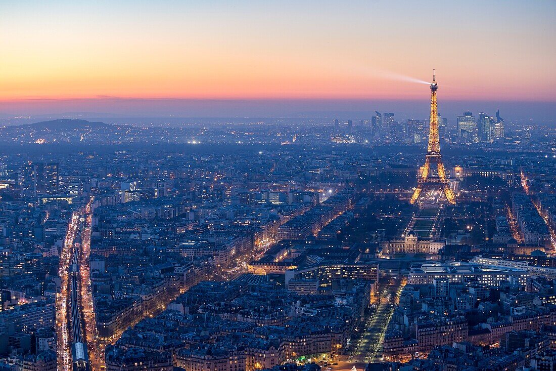 Frankreich, Pariser Gebiet, das von der UNESCO zum Weltkulturerbe erklärt wurde, Eiffelturm (© SETE-illuminations Pierre Bideau) und La Defense nach Sonnenuntergang